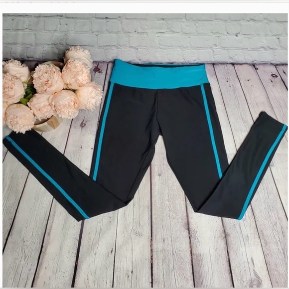 Steve Madden Black & Turquoise
Athletic Yoga Leggings Size XL - Picture 3 of 7